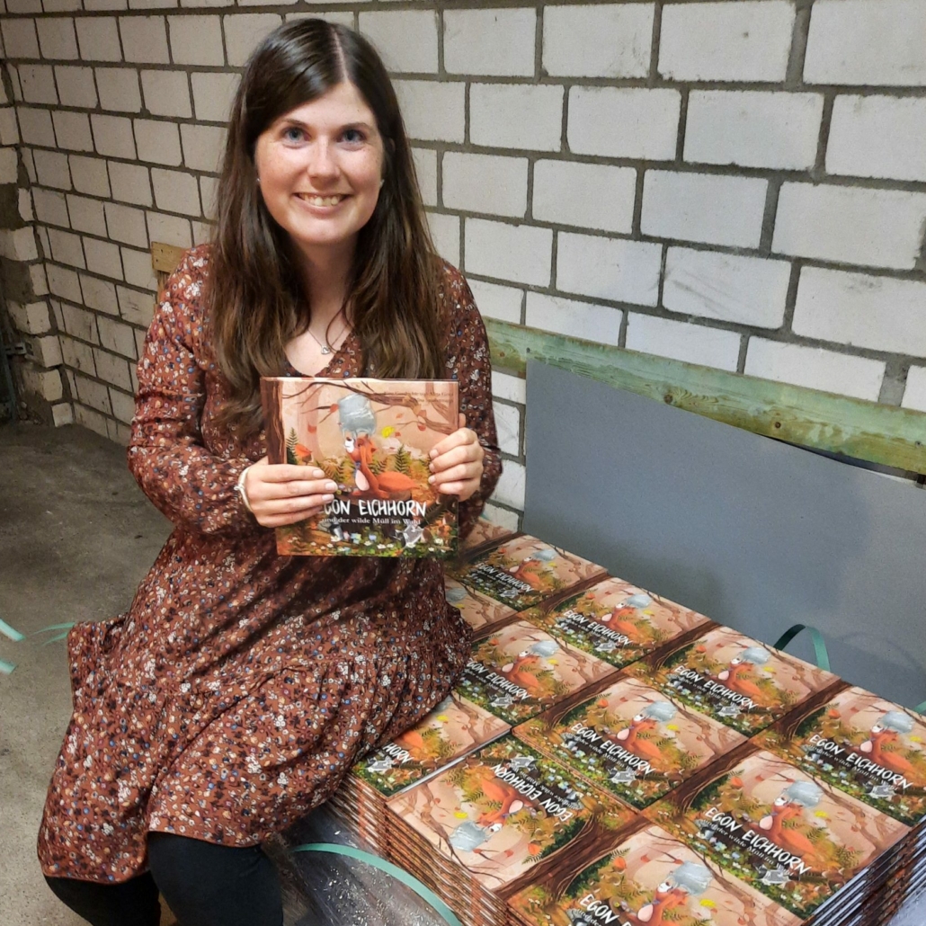 Alina Gries mit dem frisch gedrucktem Kinderbuch Egon Eichhorn und der wilde Müll im Wald